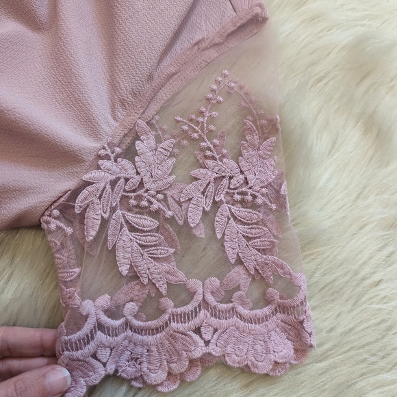 Lulu's pink top with embroidery lace sleeve size xs - Picture 6 of 8